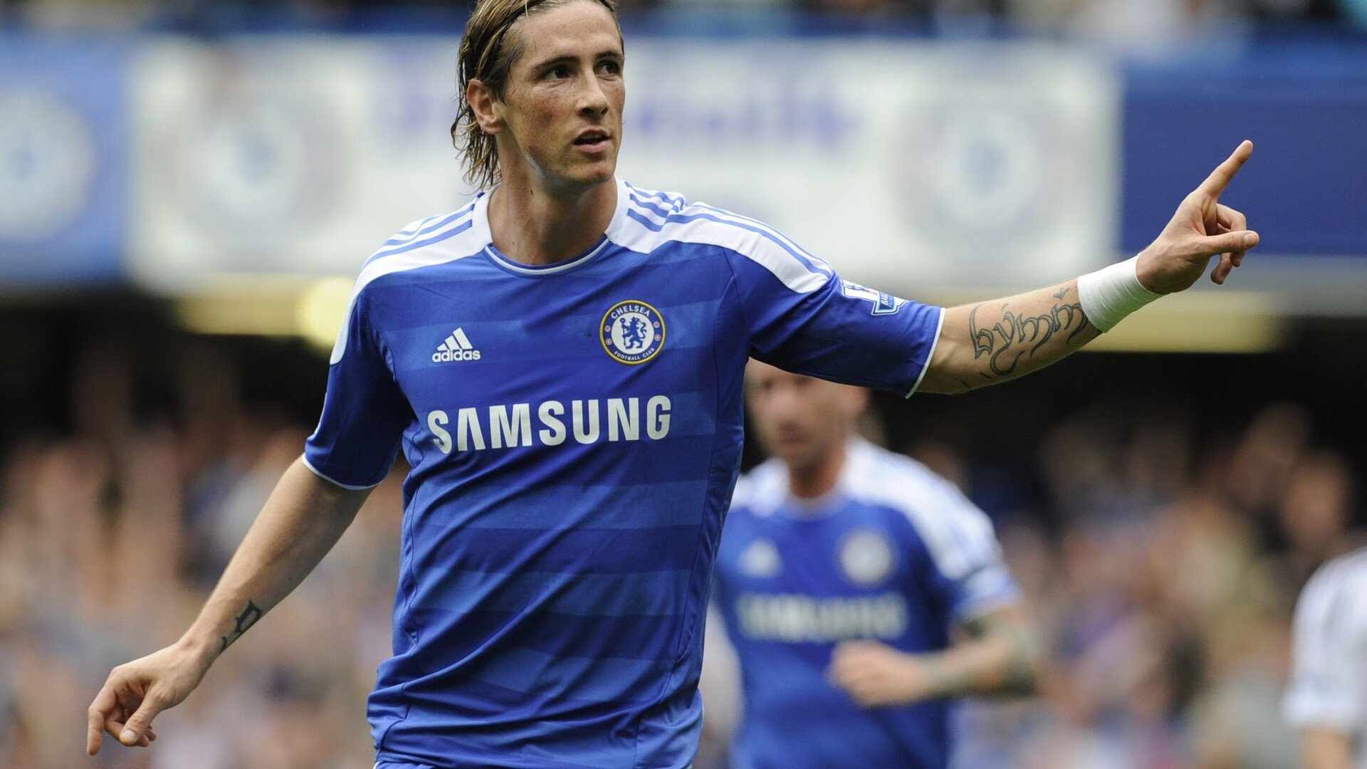 C罗赛后在球场中央独自默哀致敬传奇，c罗出战