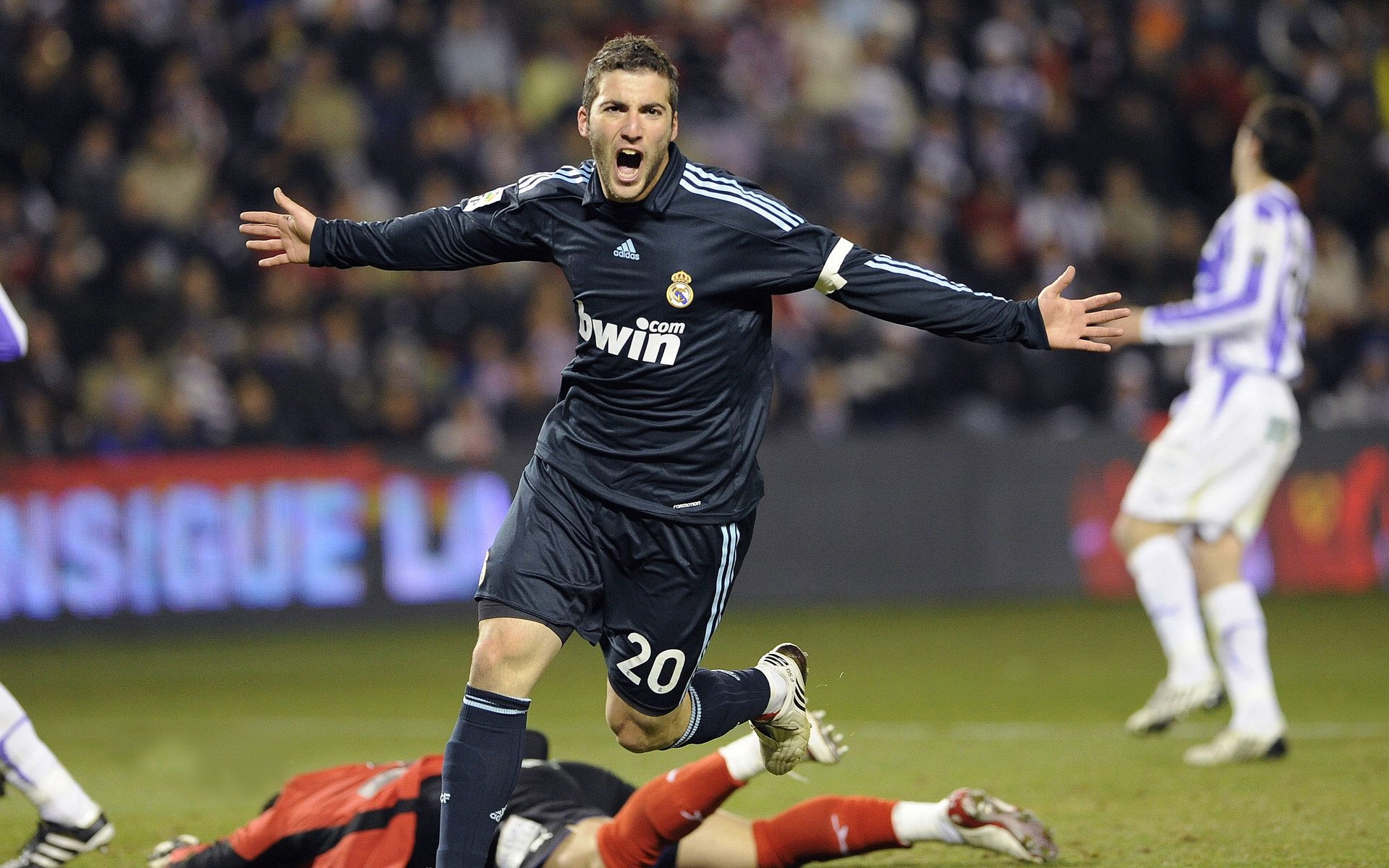 球队中场压制能力对数据结果的深层影响，足球全场压制