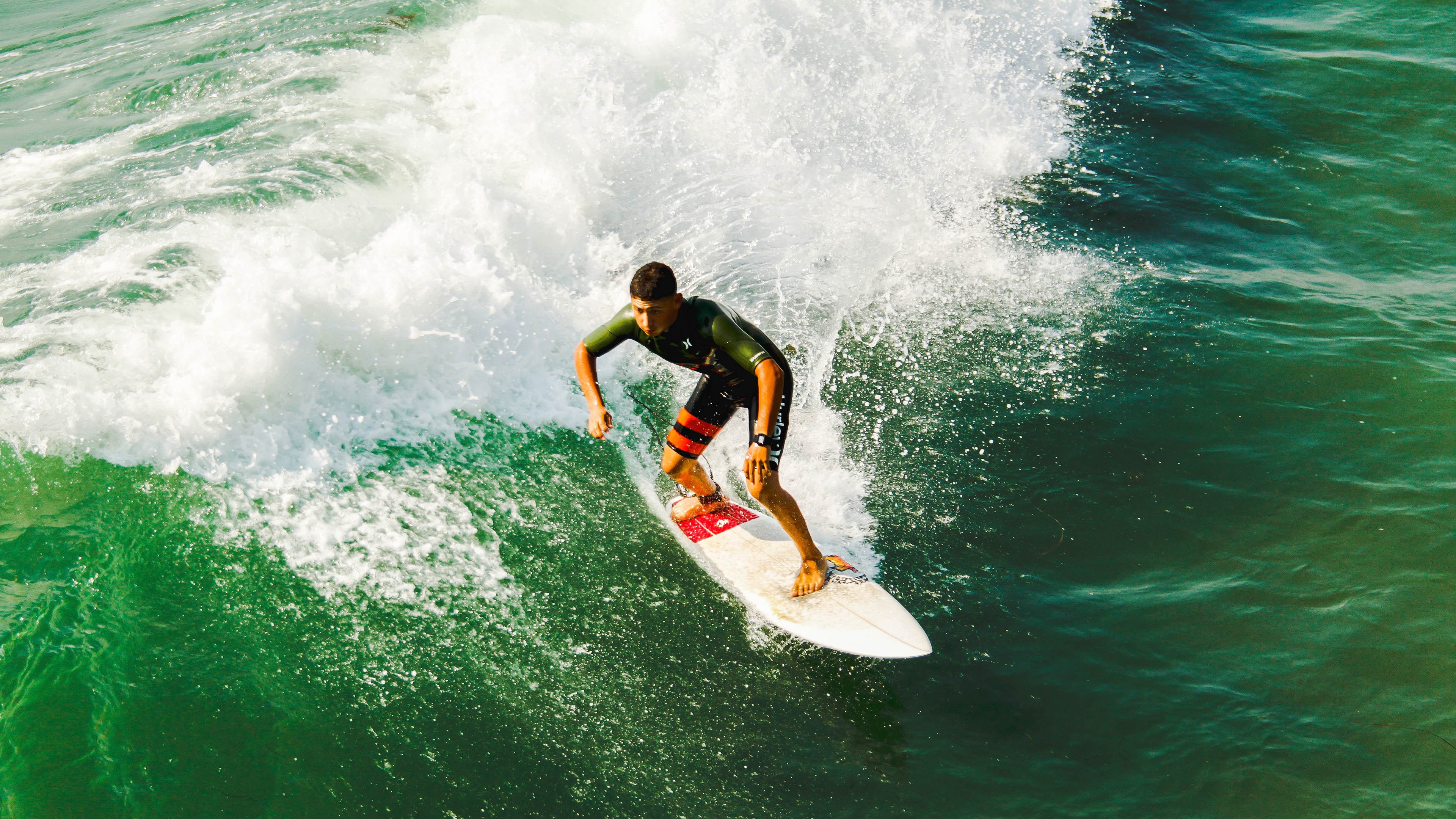詹姆斯在训练后鼓励队友保持专注，詹姆斯激励队友